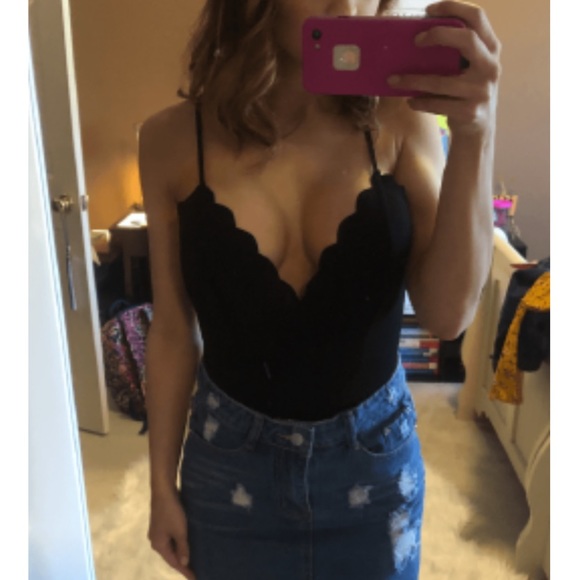 Laura Scalloped Low Cut Bodysuit - Picture 5 of 6